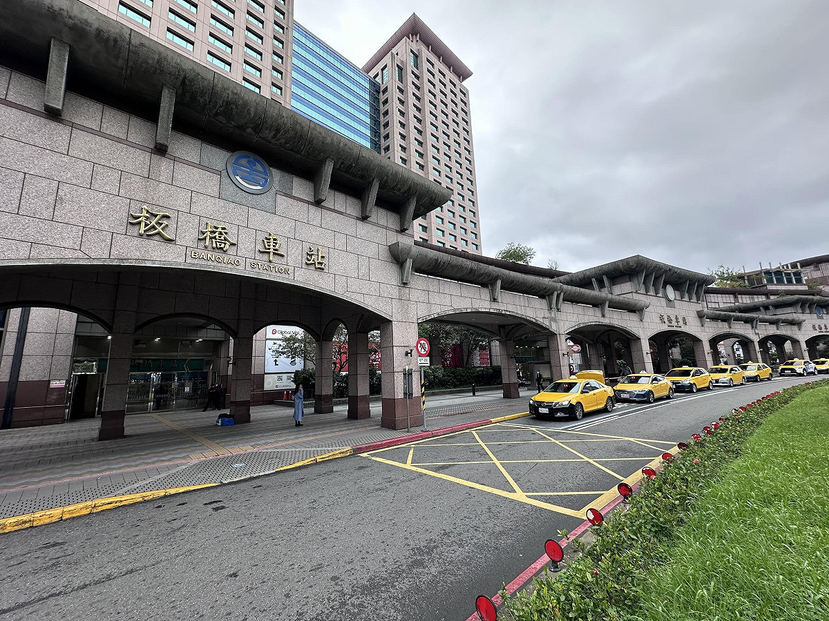 農曆春節即將來臨，為因應過年走春需求增加，自2月11日至2月22日止共計12天，北北基計程車春節加成運價每趟加收30元。 圖：新北市政府交通局／提供