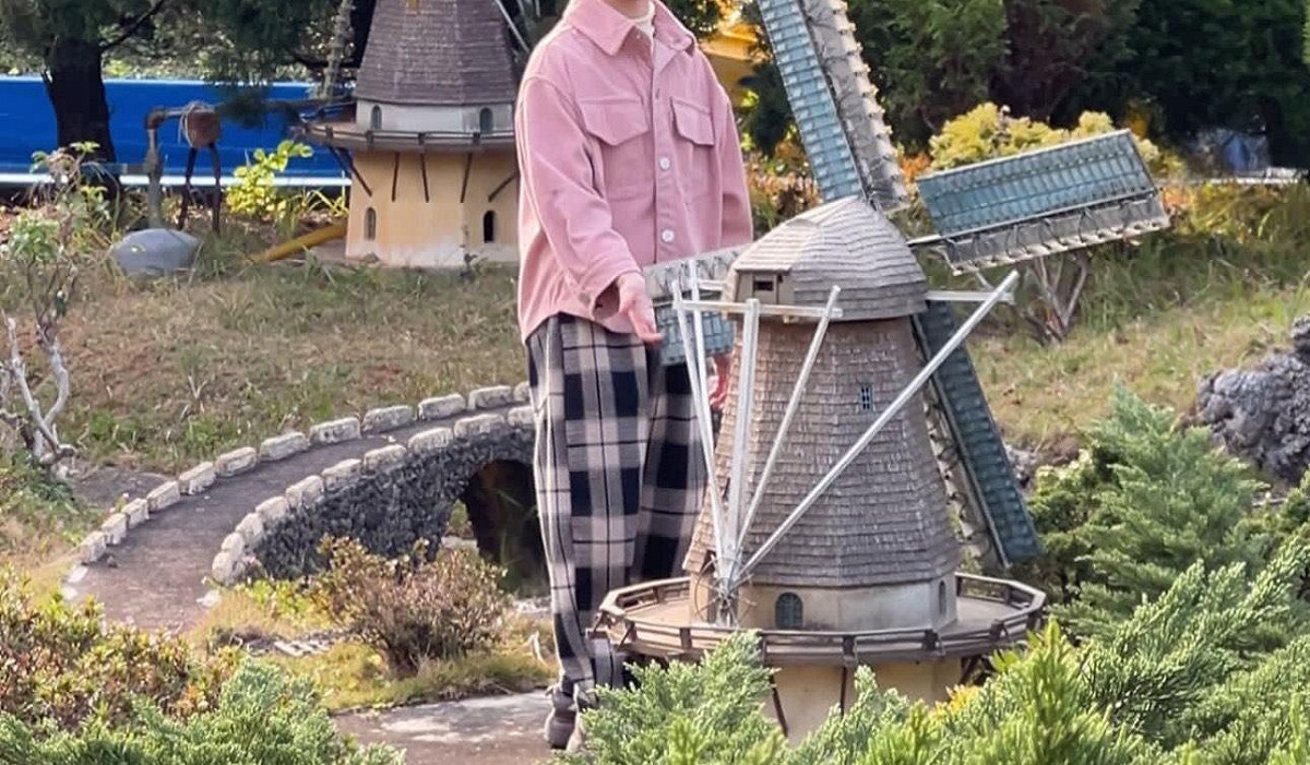 近日有民眾目睹家長放任自家孩闖入園區模型區破壞，將畫面po上網，引發熱議。 圖：翻攝自Threads/來源：chenyiffaa0204