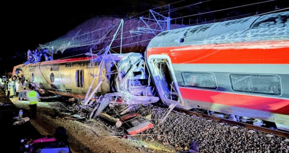 西班牙南部安達盧西亞地區一處鐵軌上，兩輛高速列車於當地時間18日晚間7時45分發生嚴重碰撞事故，造成至少39人死亡、73人受傷。 圖：翻攝「X」@MolinaPolicia