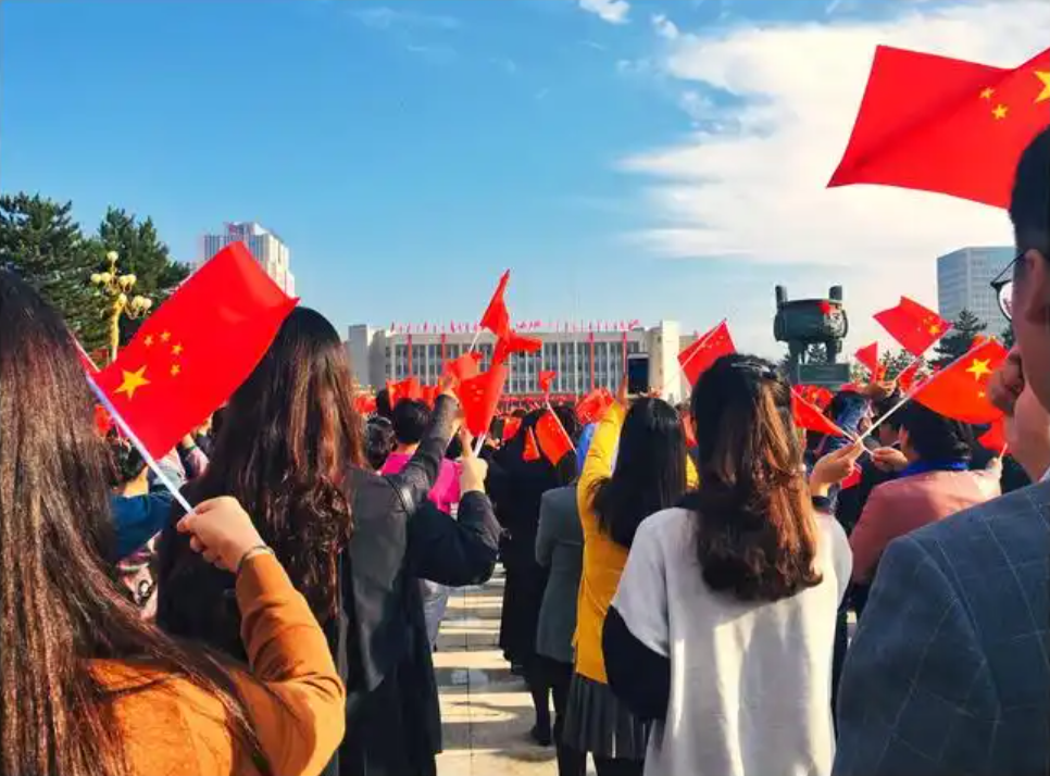 中國人口與經濟結構性挑戰持續加劇。中國國家統計局週一公布最新數據顯示，2025 年中國出生率降至每千人 5.63 人，創下歷史新低，人口總量已連續第四年出現萎縮，為這個世界第二大經濟體的長期發展前景投下陰影。 圖:翻攝自百度