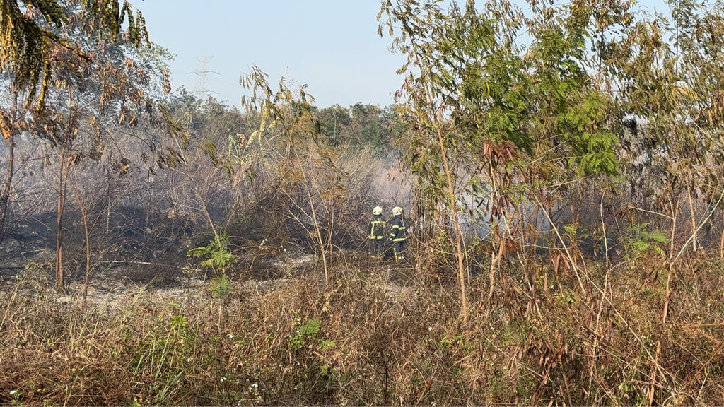 彰化縣溪州鄉濁水溪附近19日中午發生雜草火警，由於位處偏遠滅火不易，消防局出動5個分隊灌救，火勢撲滅後，人員持續處理殘火。（消防提供）中央社記者鄭維真傳真　115年1月19日