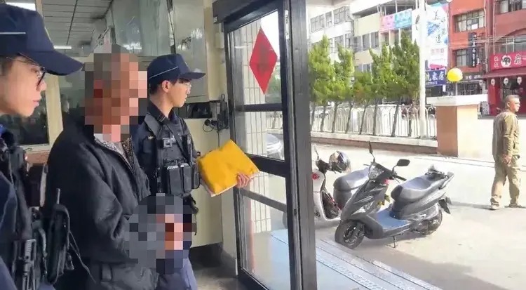 花蓮鄭姓男子懷疑牌友詐賭，酒後持刀傷人遭逮。 圖：翻攝畫面