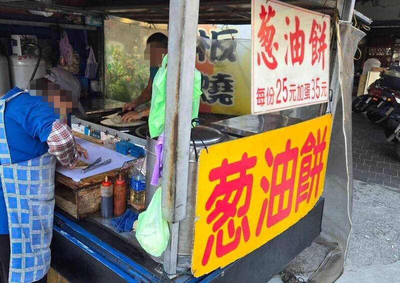 廖氏夫婦經營蔥油餅餐車，是在地隱藏銅板美食，命案爆發後大量網友留言表達不捨。 圖：翻攝自Google Map