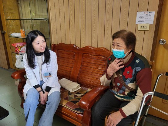 員郭醫院郭亭亞醫師（左）關心偏鄉長者就醫狀況，傾聽他們的實際需求，期望透過交通補助機制，協助長者持續接受治療。 圖：員郭醫院／提供