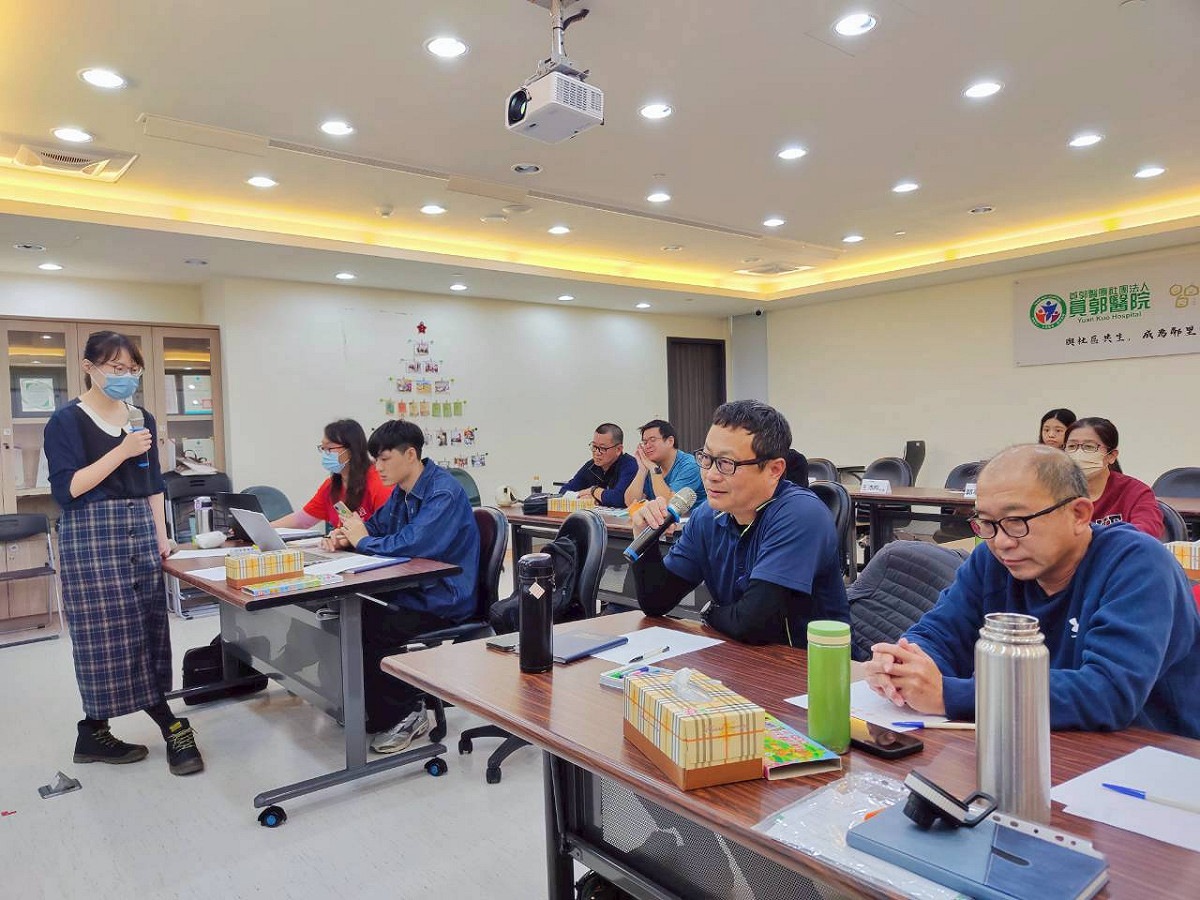 台北市永恆扶輪社與員郭醫院啟動補助計畫，補助弱勢長輩就醫車資並培訓專業司機，確保偏鄉長輩不延誤療程。 圖：員郭醫院／提供