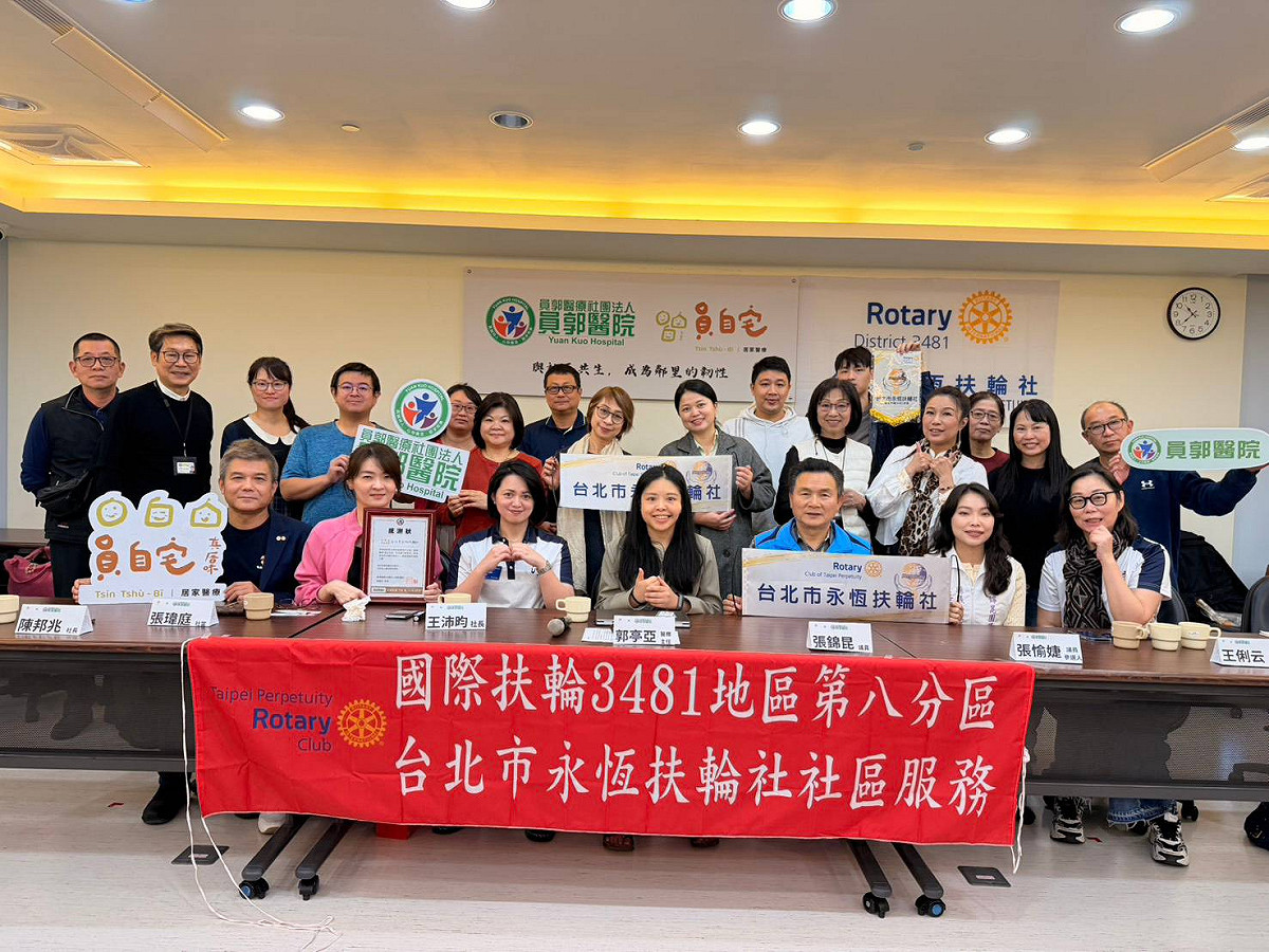 台北市永恆扶輪社、員郭醫院與市議員張錦崑合作啟動「復健交通小隊與就醫補助計畫」，陪伴偏鄉長者完成治療。 圖：員郭醫院／提供