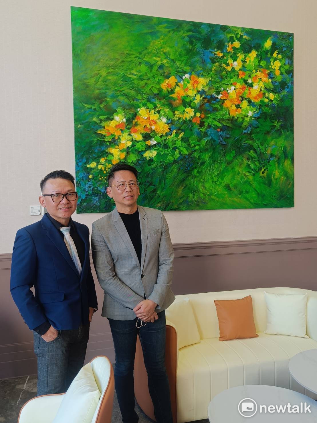 館內陳列多幅名家藝術作品，這幅「春夜喜雨」由畫家曾榮泰（右）創作，董事長黃振豪收藏，陳列於心月居的大廳。 圖：唐復年/攝