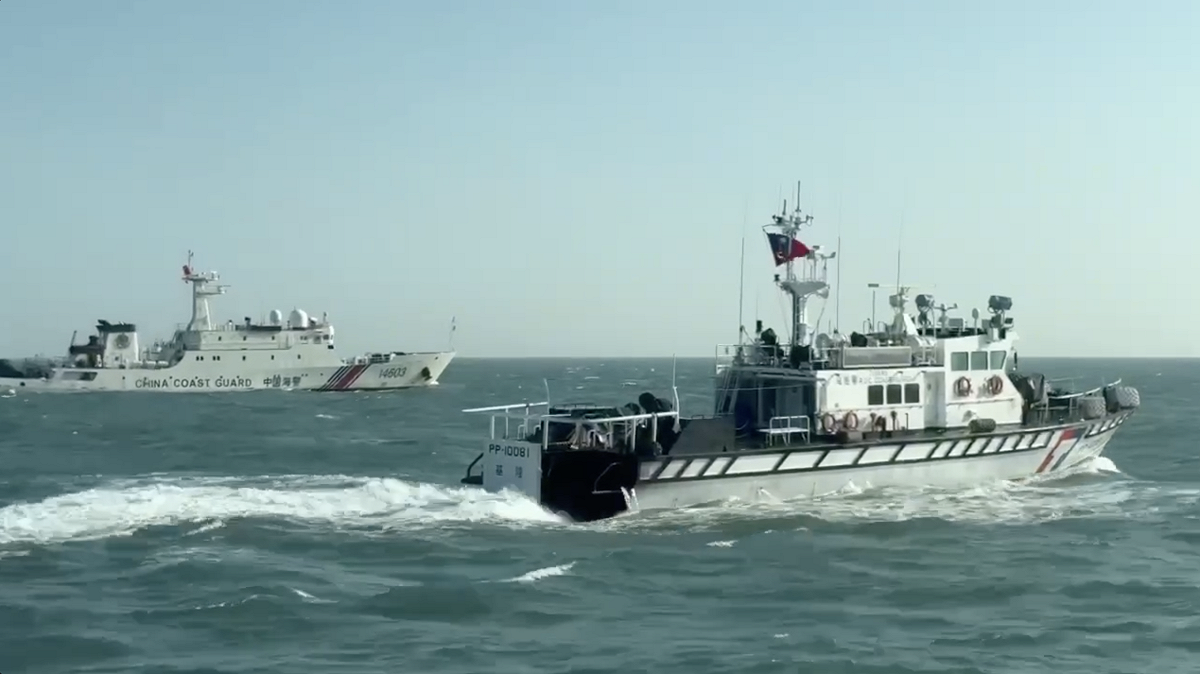 海巡署通報，中國海警船於金門周邊海域編隊集結，立即啟動應變機制，調派巡防艇頂著惡劣海況前推部署，成功將4艘中國海警船全數驅離我國限制水域。 圖：海巡署提供