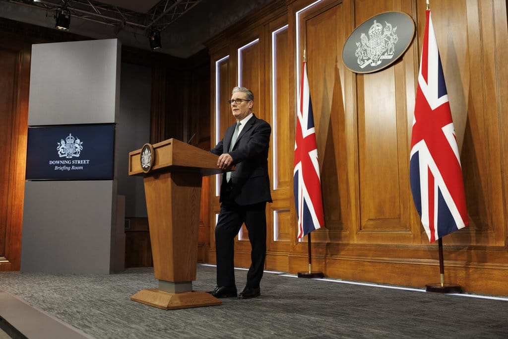 英國首相施凱爾19日表示，相互加徵關稅、引發貿易戰，對任何人都沒有好處，他排除現階段祭出關稅手段回應美方對歐洲的威脅，並呼籲冷靜溝通，解決格陵蘭政治地位等問題。 圖：英國首相府提供