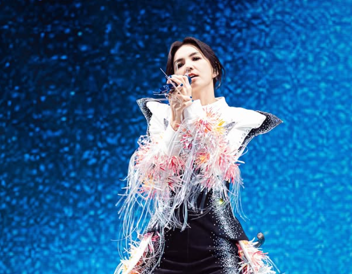 Ella近期舉辦個人巡迴演唱會，由於歌單中有不少S.H.E的經典歌曲，因此外界傳言她為了演唱會，砸重金向前東家「華研唱片」購入多達15首歌曲版權。 圖：翻攝自Ella IG