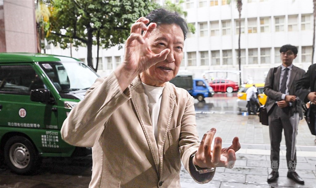 前中廣董事長趙少康（中）日前在大罷免投票時亮票，台北地方法院今天判趙少康拘役55天，得易科罰金，緩刑2年，需支付公庫5萬元。（中央社檔案照片）
