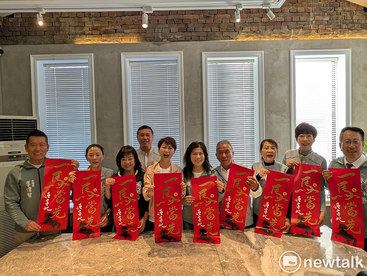 立委陳亭妃公布今年春聯主題「一馬當先～陳亭妃」。春聯以喜氣紅色為底，中央以斗大書法字體呈現「一馬當先」四字，搭配「陳亭妃」落款，展現濃厚年節氛圍與勇於向前的意象。 圖：黃博郎／攝