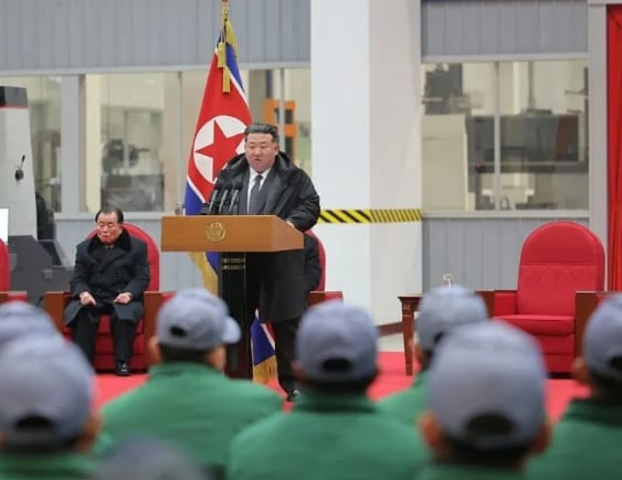 北韓領導人金正恩出席北韓龍城機械聯合企業第一期現代化改造項目竣工典禮，並現場罷免內閣副總理。 圖 : 翻攝自朝中社