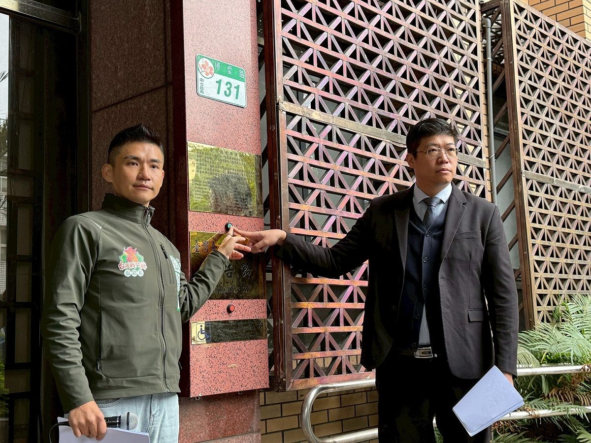 民進黨中正萬華市議員擬參選人張銘祐19日在律師詹晉鑒陪同下，赴台北地檢署告發黃國昌違反《國安法》以及《刑法》等罪。 圖：翻攝自張銘祐臉書