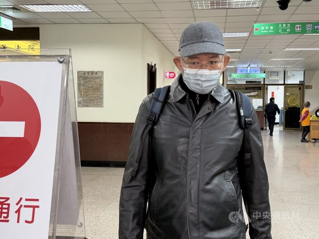 某航空公司喬姓前主管（圖）涉為中國情治單位向陸委會官員刺探委外研究案等秘密，企圖行賄新台幣10萬元遭拒。台灣高等法院20日依貪污行求賄賂罪判刑6月。喬男聆判後，面對媒體詢問表示，尊重判決。中央社記者劉世怡攝　115年1月20日