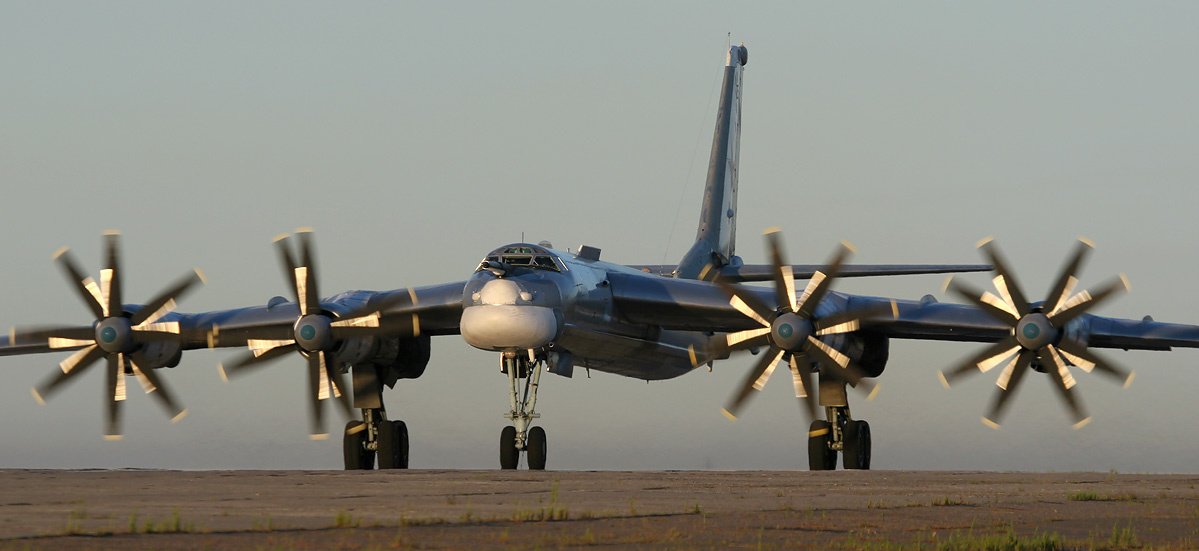 俄軍戰略轟炸機已完成部署並掛載 Kh-101 巡弋飛彈，至少 10 架 Tu-95 轟炸機自俄羅斯多個基地集結，準備對烏克蘭發動結合無人機的飛彈攻擊。 圖：翻攝自 X MonitorX
