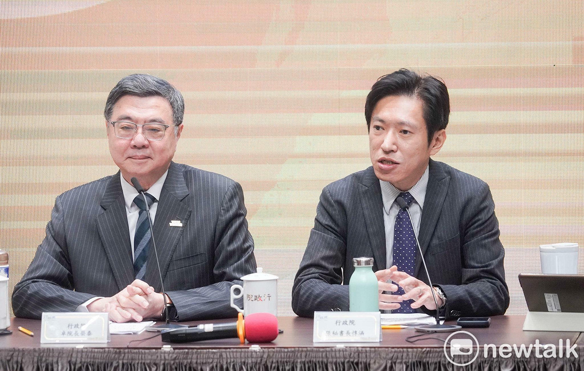 行政院秘書長張惇涵（右）在會中透露，鄭麗君副院長昨天返台在機場時給了自己一個擁抱，說了一句「兄弟」，這句「兄弟」的背後是一個談判代表所揹負的壓力，是一個談判團隊的責任，是台灣2300萬國人的生活，也反映台灣的國家實力。 圖：張良一/攝