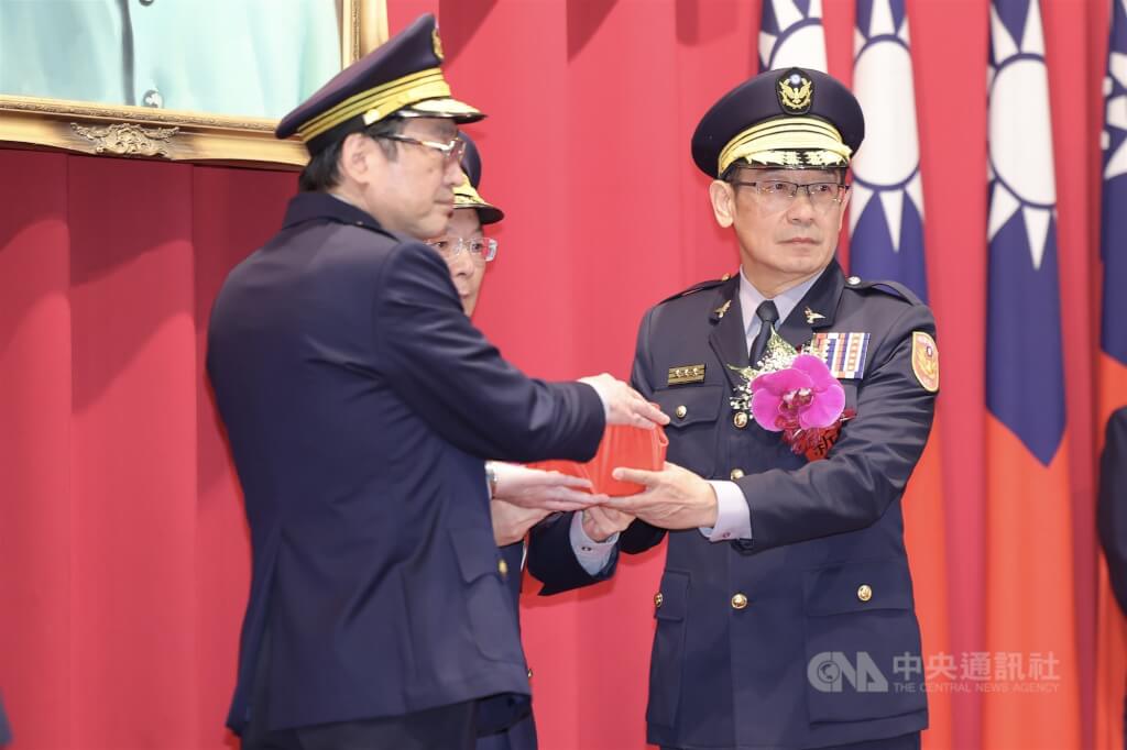 內政部警政署刑事警察局20日上午舉行卸、新任局長交接典禮，新任局長邱紹洲（右）接下印信。中央社記者翁睿坤攝　115年1月20日