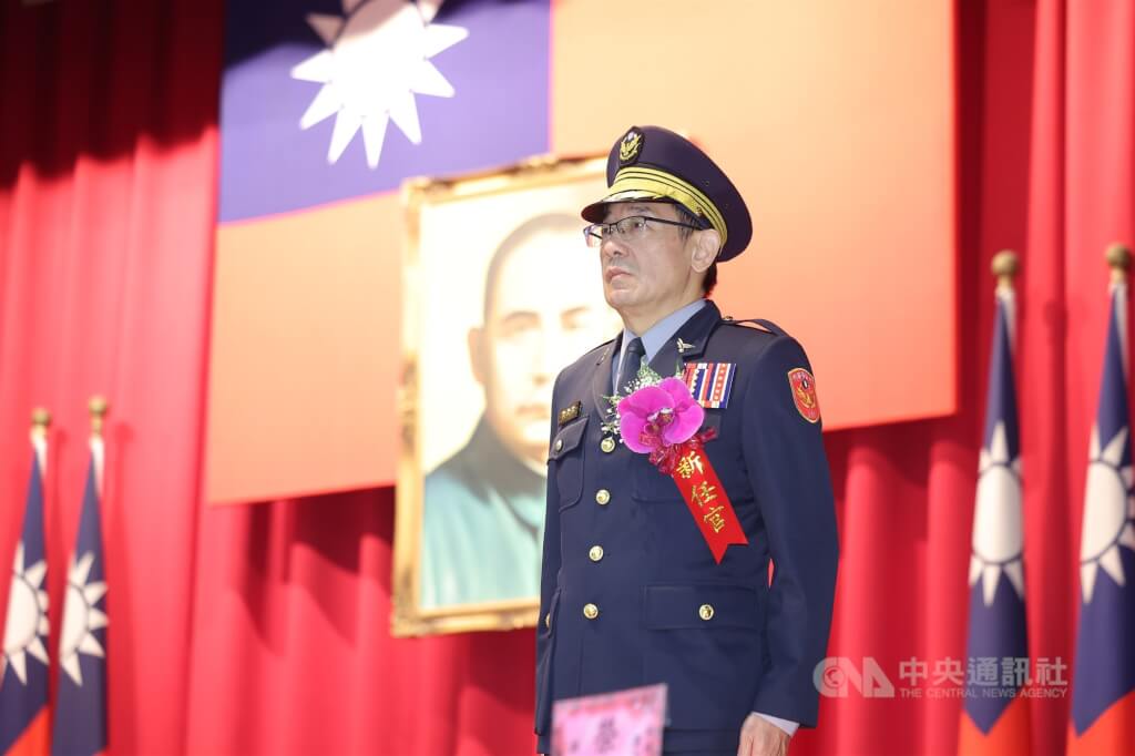 內政部警政署刑事警察局20日上午在台北舉行卸、新任局長交接典禮，原保七總隊總隊長邱紹洲（圖）別上「新任官」名牌接掌刑事局。中央社記者翁睿坤攝　115年1月20日