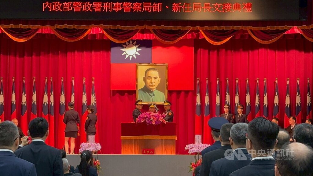 警政署長張榮興（中）20日表示，期許新任刑事局長邱紹洲（右）發揮「刑事魂」，致力科技辦案和查察賄選等4項工作重點。中央社記者黃麗芸攝 115年1月20日