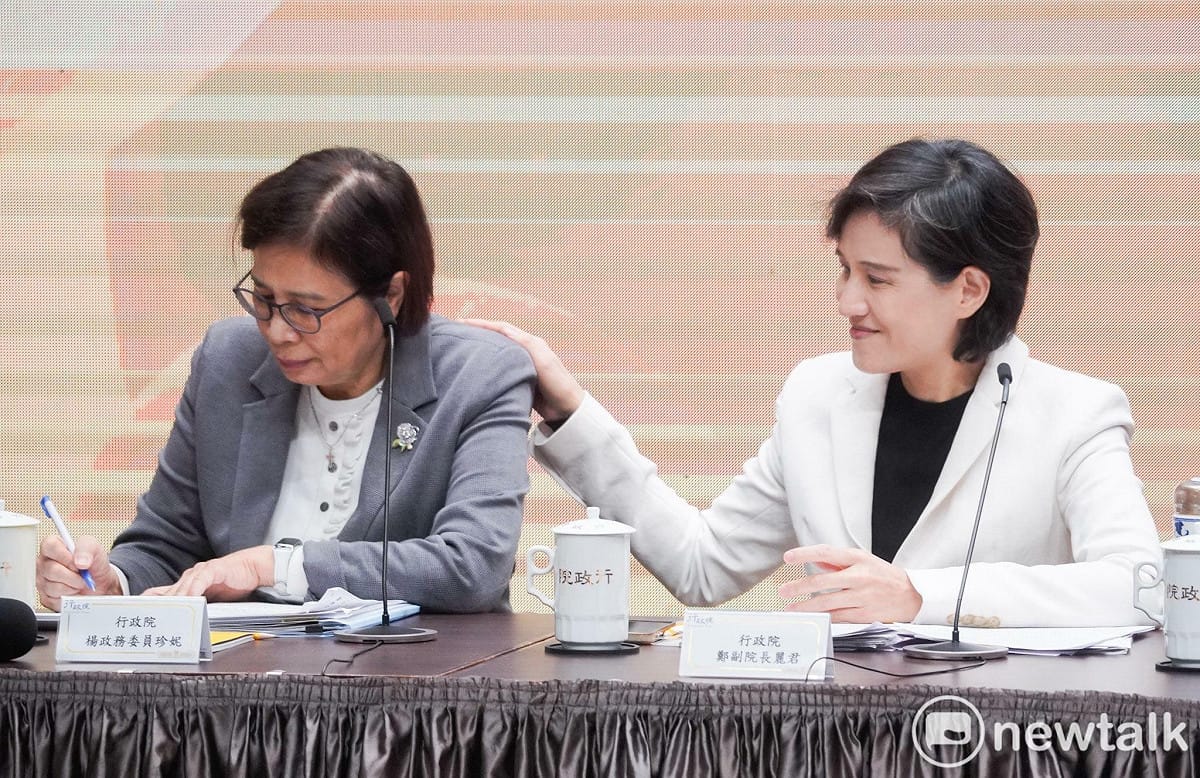 行政院副院長鄭麗君今（20）天在記者會中不時拍拍楊珍妮政委的肩膀以示安慰。 圖：張良一/攝（資料照）