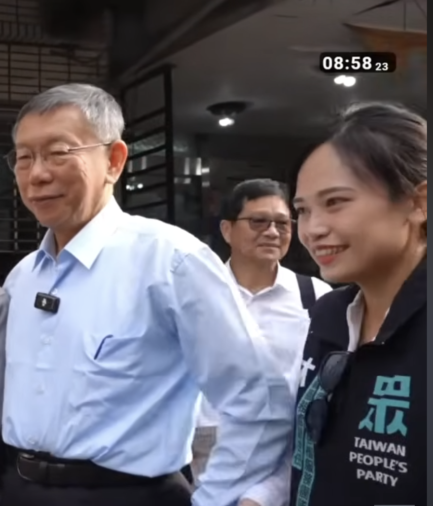 民眾黨前主席柯文哲日前在陪嘉義市長參選人張啓楷、嘉義市議員擬參選人林昱孜掃街時，與民眾合照，用手肘撞了一下林昱孜，相關影片在網路瘋傳，遭質疑「架拐子」。 圖：翻攝民眾黨影片