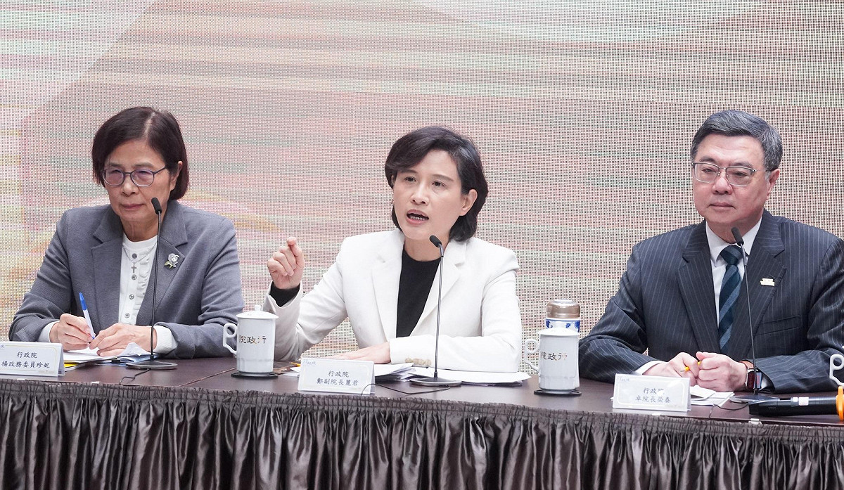 行政院20日召開「台美關稅談判說明記者會」。由左至右為政委楊珍妮、行政院副院長鄭麗君、行政院長卓榮泰。 圖：張良一/攝
