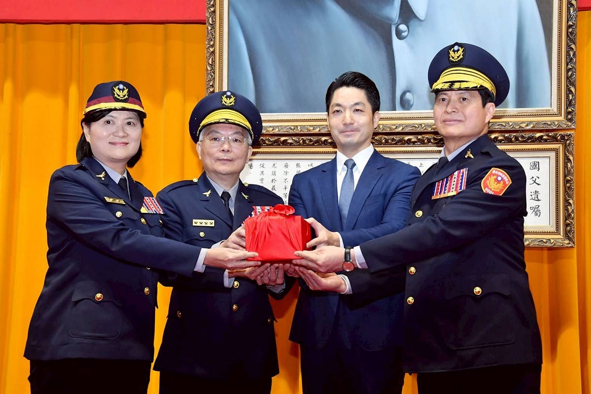 新任台北市警察局長林炎田（右1）、台北長蔣萬安（右2）、警政署長張榮興（左2）。 圖：台北市政府 / 提供