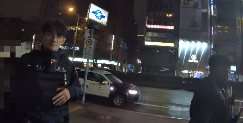 Uber司機與乘客因「車內後座燈」起衝突。 圖：翻攝畫面