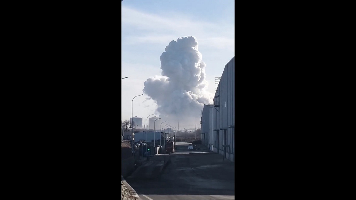 位於內蒙古自治區的包鋼股份板材工廠於當地時間 18 日發生大規模爆炸事故，引發當地政府高度重視。 圖：擷取自 @whyyoutouzhele X 分享影片