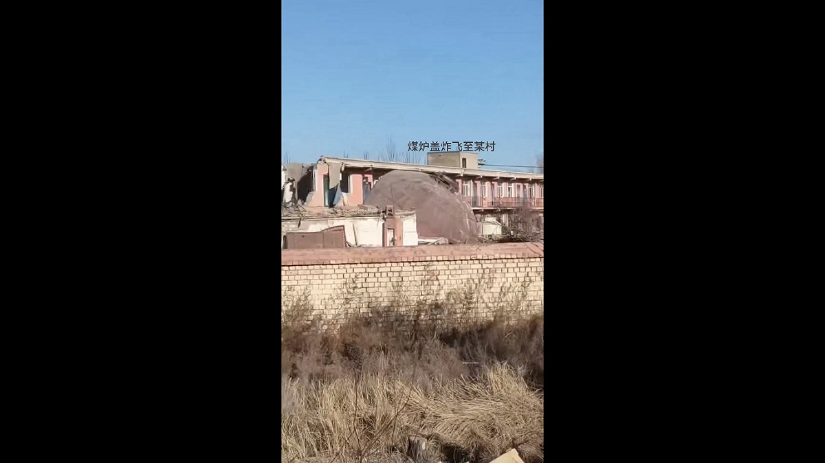 爆炸的衝擊力將煉鋼爐的煤爐蓋炸飛至周邊村莊，並毀損了民眾的住宅。 圖：擷取自 @whyyoutouzhele X 分享影片