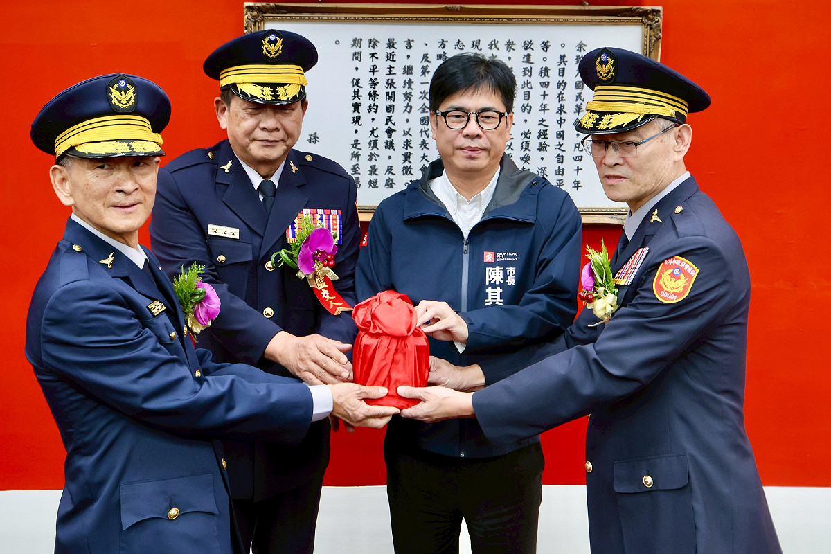 原航空警察局局長趙瑞華(右一)接任高雄市警局局長。 圖：高雄市警察局/提供