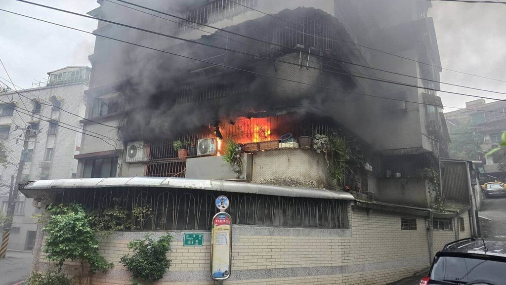 基隆市信義區崇法街1棟民宅2樓20日下午4時許發生火警，消防員到場時黑煙直竄天際，屋內已全面燃燒，火勢於下午4時15分撲滅，所幸無人受傷。（讀者提供）中央社記者王朝鈺傳真 115年1月20日