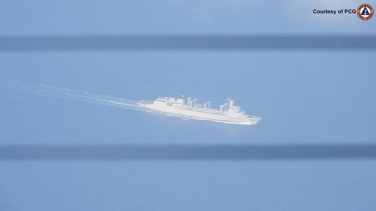 菲律賓海岸防衛隊指巡邏機在南海斯卡伯勒淺灘發現2艘中國海警船、2艘中國海軍軍艦、5艘民兵船。圖為中國海軍軍艦舷號909艦。 圖：翻攝「X」@jaytaryela