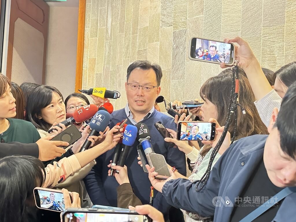 世界棒球經典賽（WBC）台灣代表隊已於日前開訓，運動部政務次長鄭世忠（中）20日接受媒體聯訪時表示，經費會用運動發展基金支出，不受公務預算審查影響。中央社記者黎建忠攝　115年1月20日