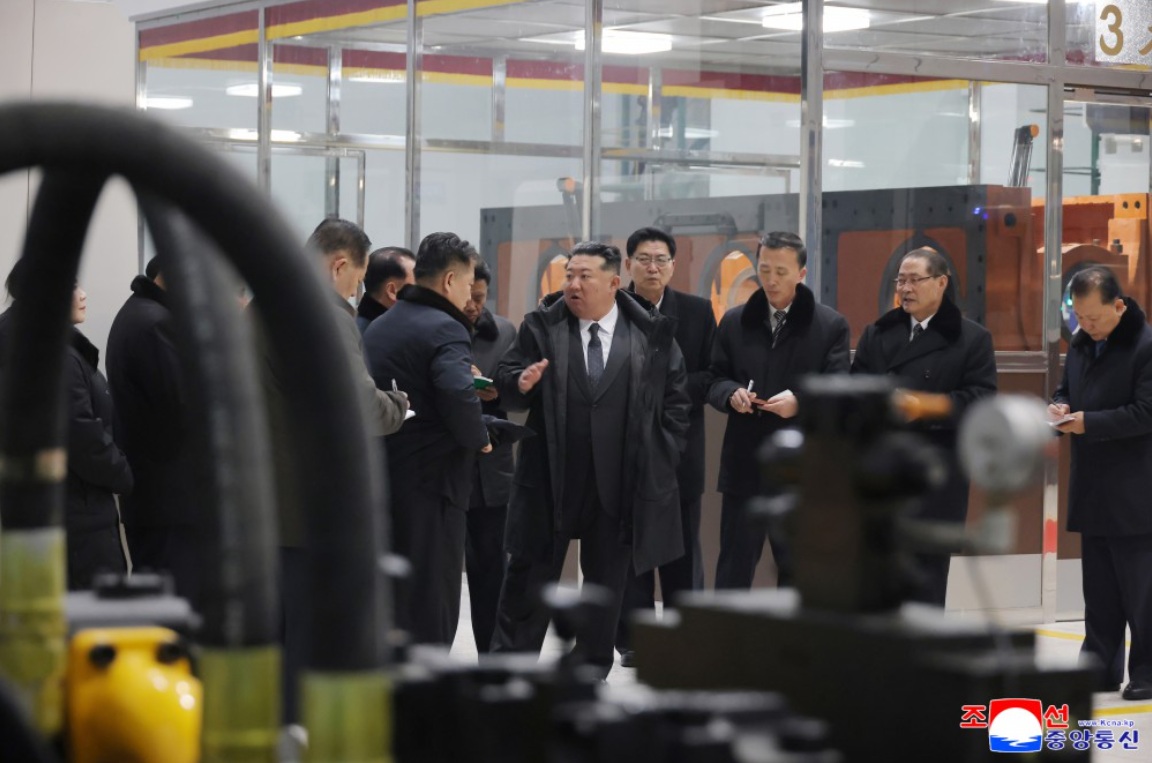 北韓領導人金正恩19日視察咸鏡南道咸興市龍城機械聯合企業第一期現代化改造工程。 圖：翻攝朝中社