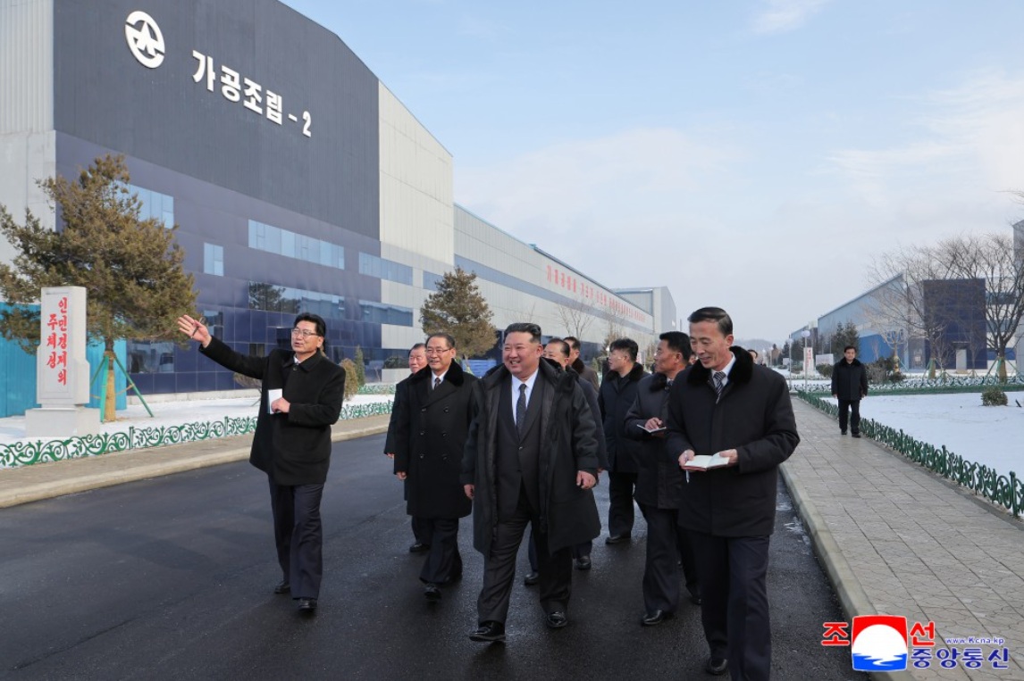 北韓領導人金正恩19日視察咸鏡南道咸興市龍城機械聯合企業第一期現代化改造工程。 圖：翻攝朝中社