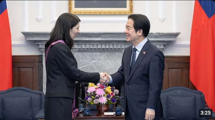 總統頒授捷克前眾議長艾達莫娃「特種大綬景星勳章」。 圖：截取「YouTube」presidentialoffice頻道