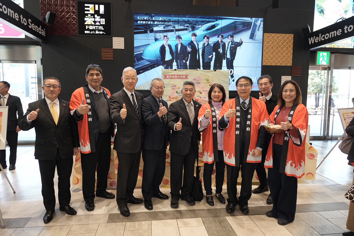 市府團隊也特別於仙台車站2樓舉辦台南農特產品試吃活動。現場人潮湧動盛況空前。 圖：台南市政府提供