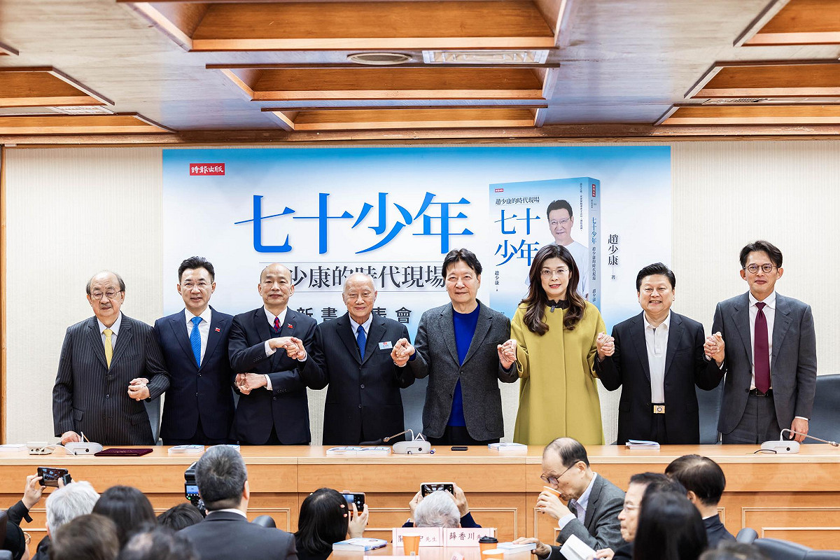 民進黨團總召柯建銘今日出席趙少康新書發表會，談及「大和解咖啡何時續杯」，卻又在晚間發文稱「是非成敗轉成空，古今多少事都付笑談中」、「在我們這年紀身體健康是最重要」，引發外界聯想其政治角色與去留動向。 圖：翻攝自柯建銘臉書