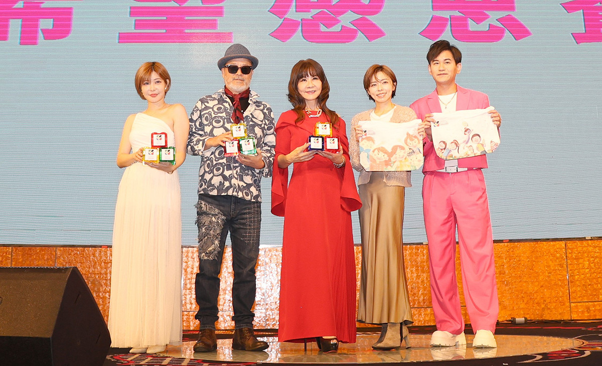 孟慶而、班鐵翔、龍千玉、王瞳、吳俊宏(左至右)等藝人熱情參與「2026愛與希望關懷協會感恩餐會」。 圖：社團法人台灣愛與希望國際關懷協會/提供