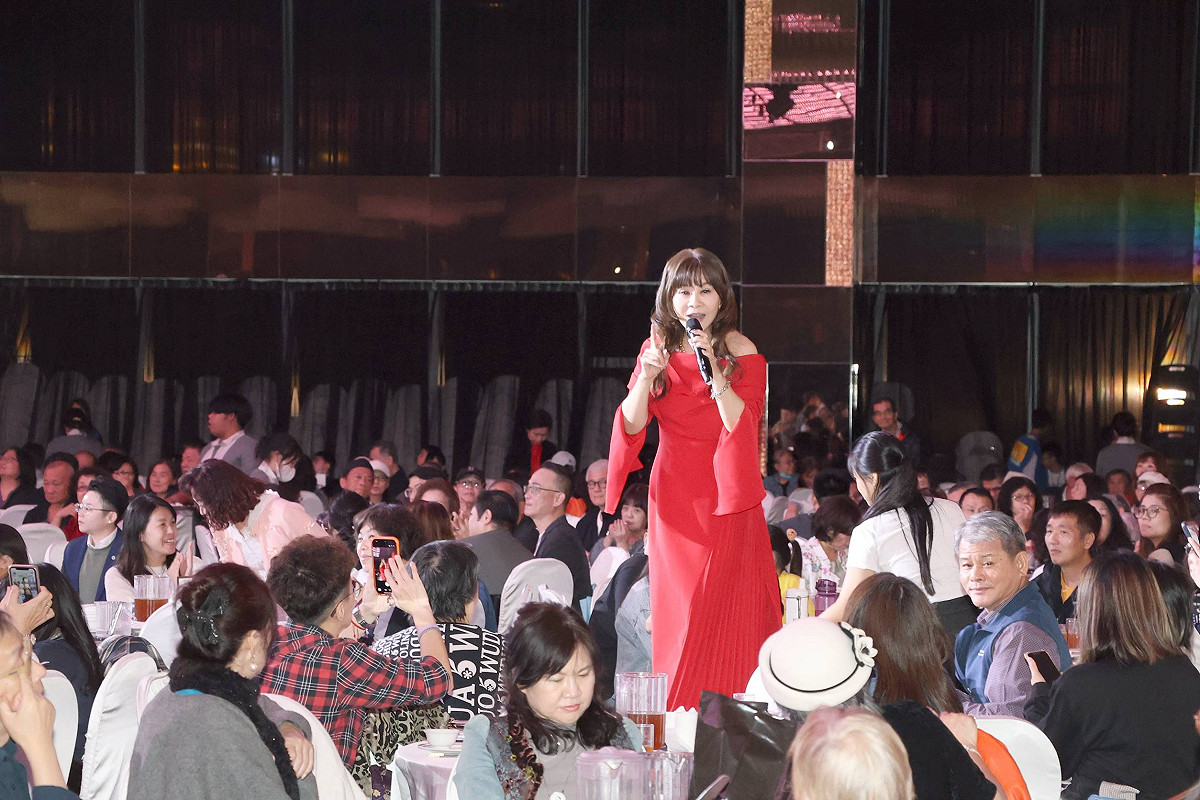 龍千玉獻唱多首經典歌曲，為晚會帶來高潮。 圖：社團法人台灣愛與希望國際關懷協會/提供