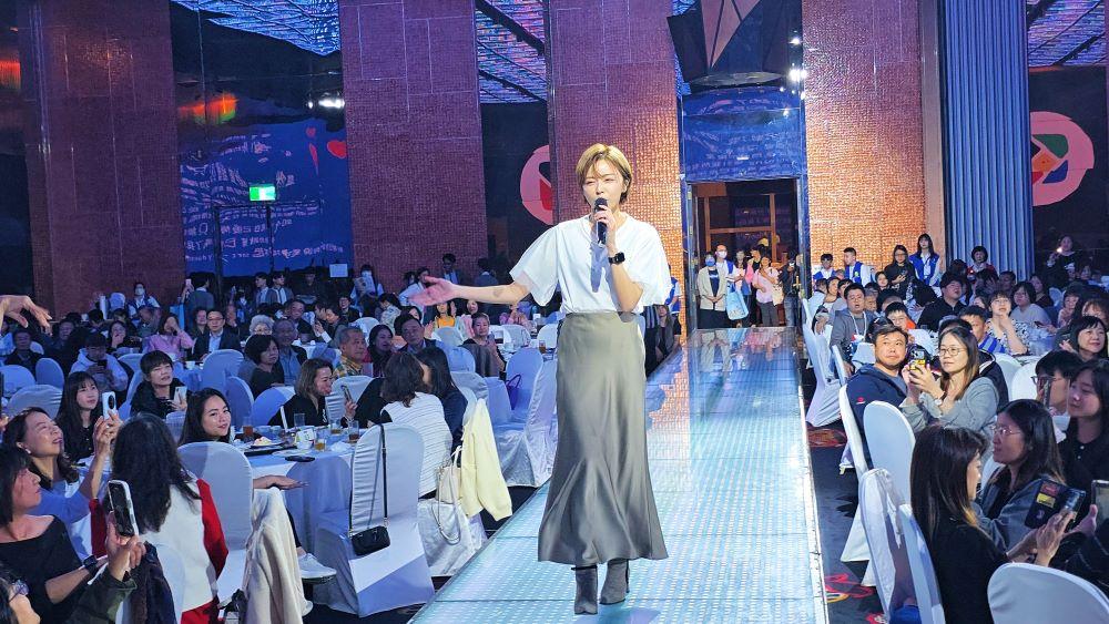 王瞳演唱〈你的甜蜜〉，與台下賓客有說有笑互動。 圖：社團法人台灣愛與希望國際關懷協會/提供
