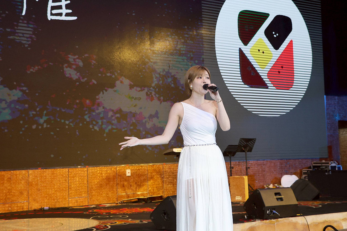 孟慶而除了擔任主持人，也獻唱多首歌曲。 圖：社團法人台灣愛與希望國際關懷協會/提供