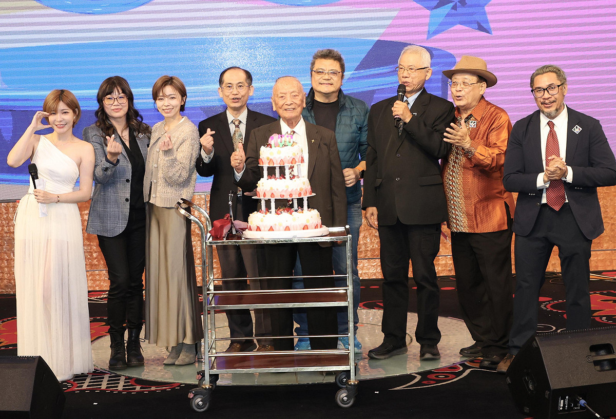全場為陸振國牧師(中)準備生日蛋糕，慶賀他100歲生日快樂。 圖：社團法人台灣愛與希望國際關懷協會/提供