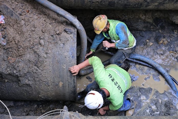 基隆市麥金路自來水管破漏影響4萬多戶用水，有些用戶停水3天以上，引起民怨。 圖：基隆市政府／提供