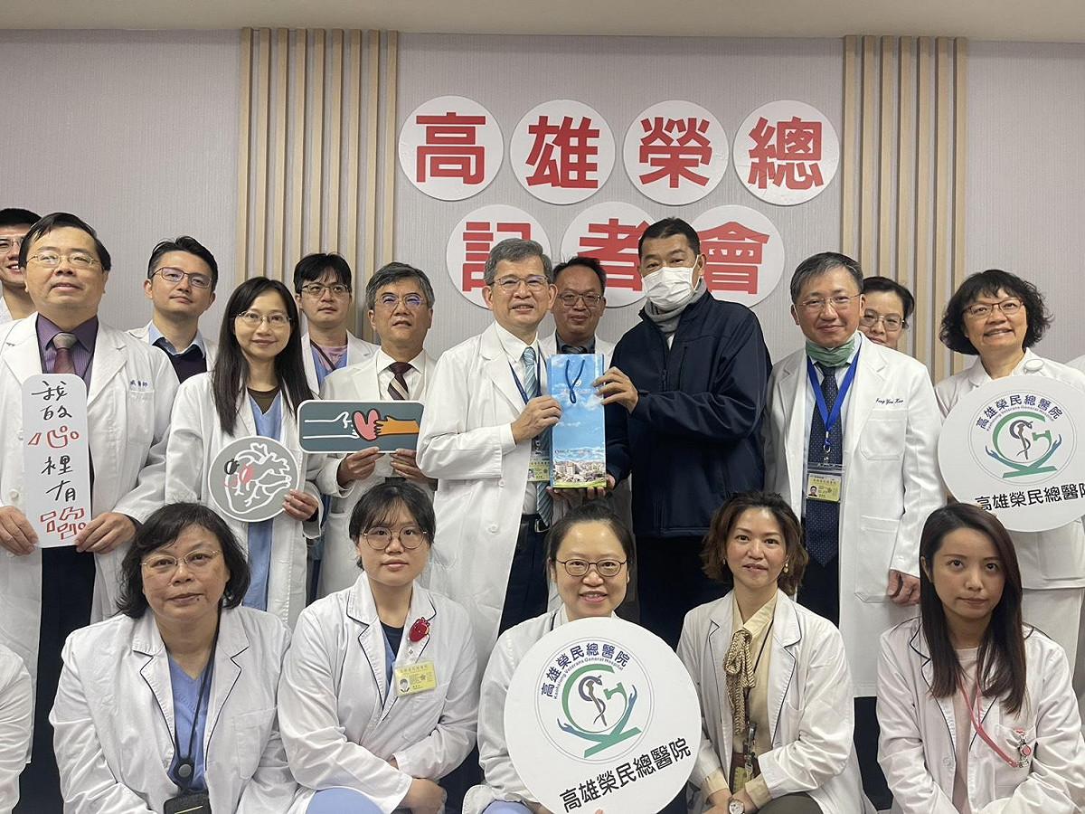 高榮祁姓員工(左三)現身記者會感謝讓他重獲新生的醫護團隊。  圖：高雄榮民總醫院/提供