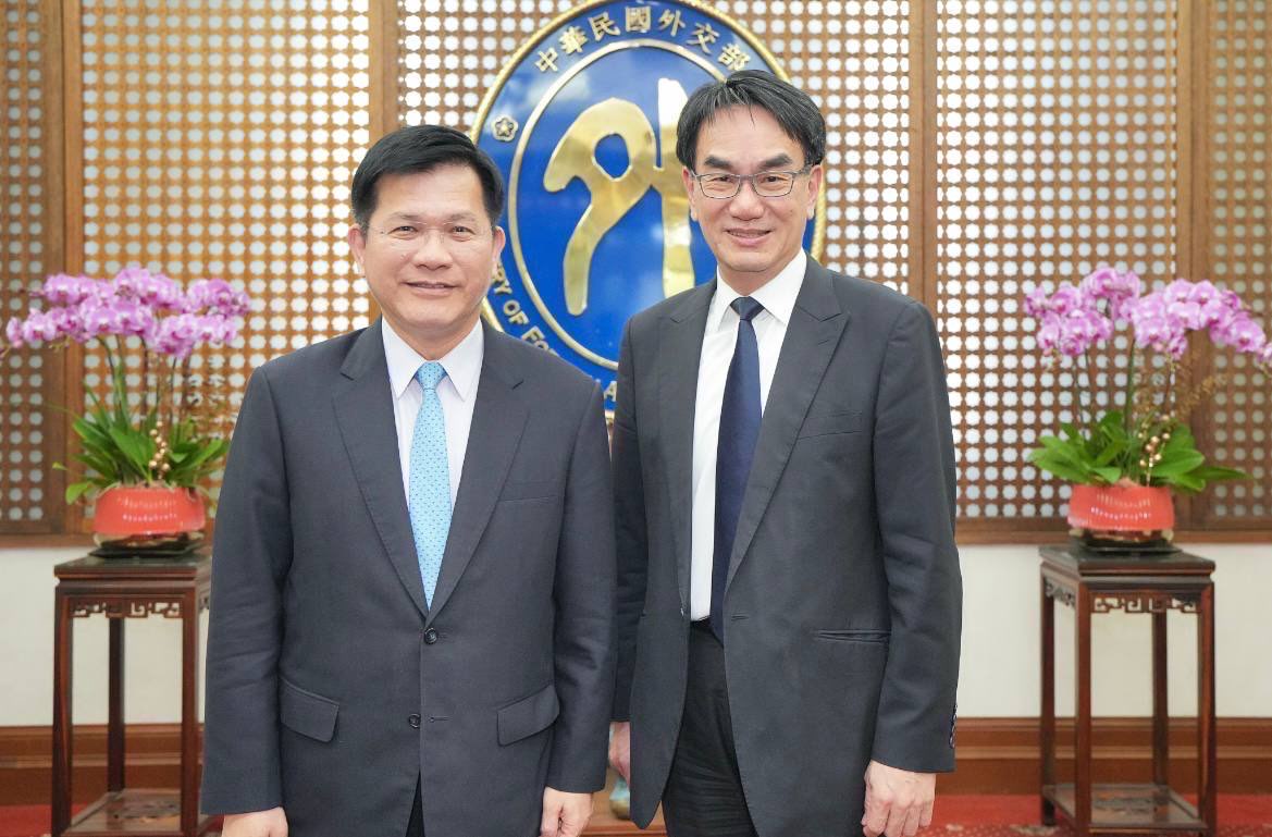 外交部長林佳龍（左）與數發部長林宜敬（右）。 圖：外交部提供