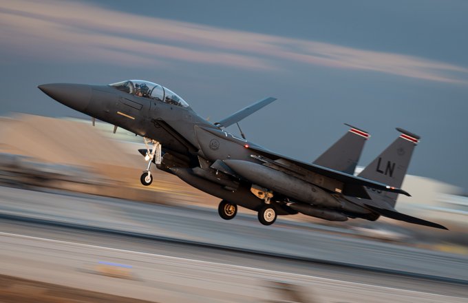 1 月 18 日，一架隸屬美國空軍第 494 遠徵戰鬥機中隊的 F-15E「攻擊鷹」戰機，也已降落在中東某基地，強化前線作戰準備。 圖:翻攝自X帳號@CENTCOM