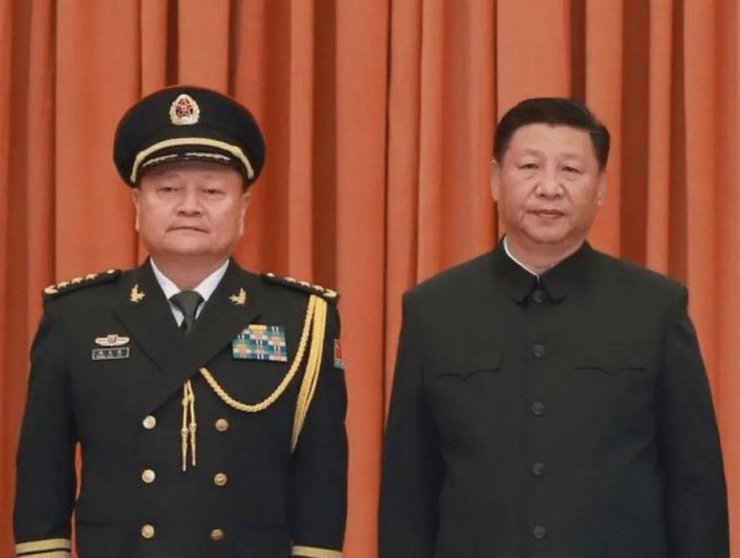 有眼尖的網友發現，中央軍委副主席張又俠(左)與中央軍委委員劉振立等解放軍高階軍官並沒有出席相關會議，推測兩人可能已經遭到清洗。圖為與習近平合照的張又俠。 圖：翻攝自 @cskun1989 X 帳號